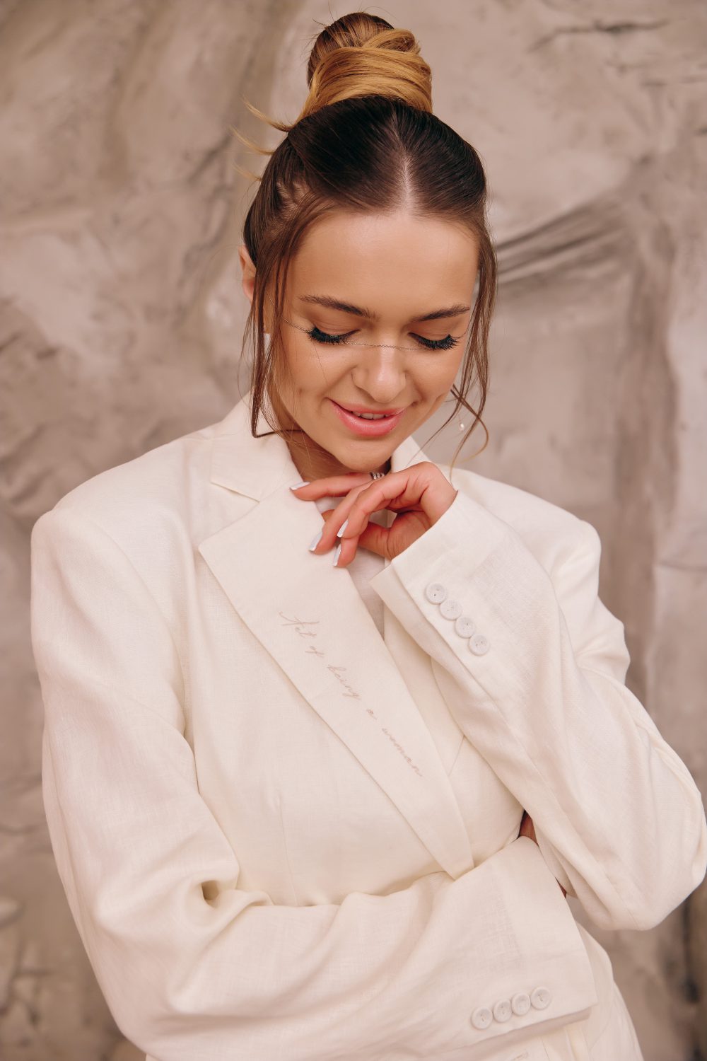 Linen oversized jacket with "Art of being a woman" embroidery on the lapel - Зображення 4