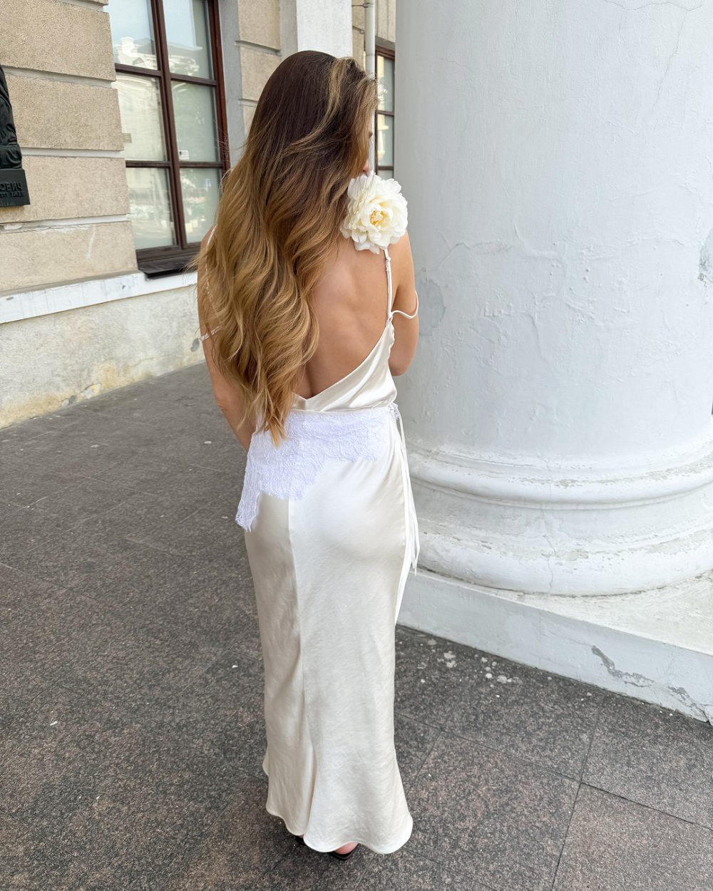 Silk midi dress with an open back - Image 10