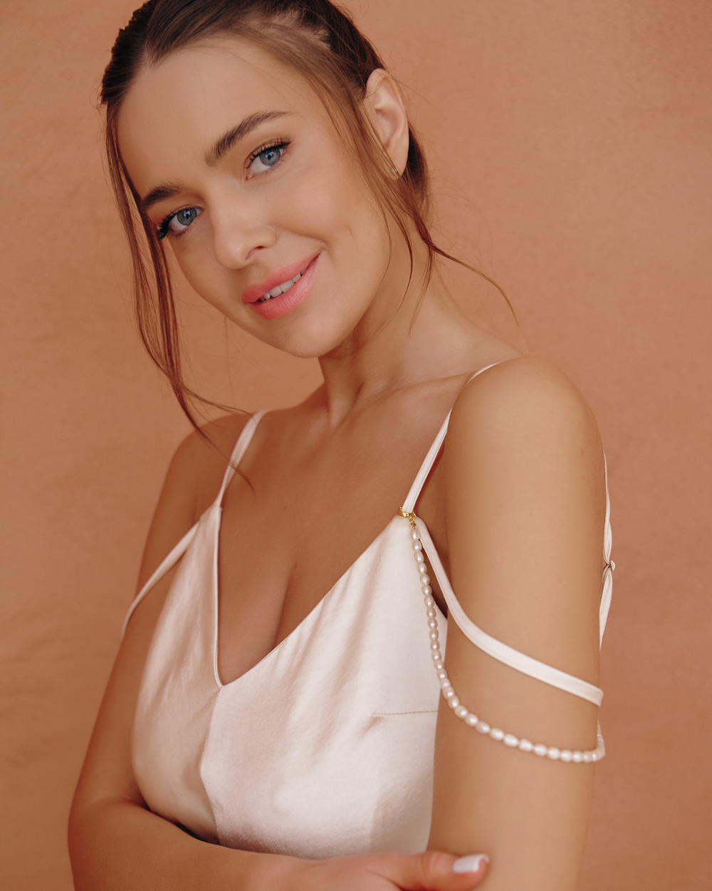 Natural pearl choker-strap