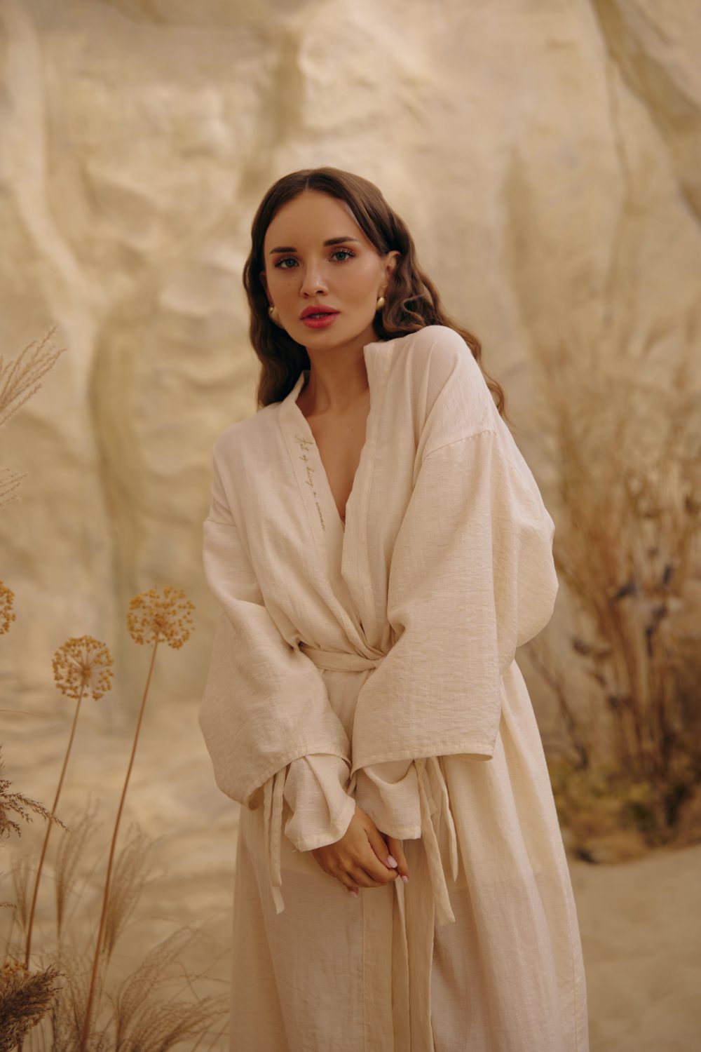 Kimono with embroidery and ties on the sleeves