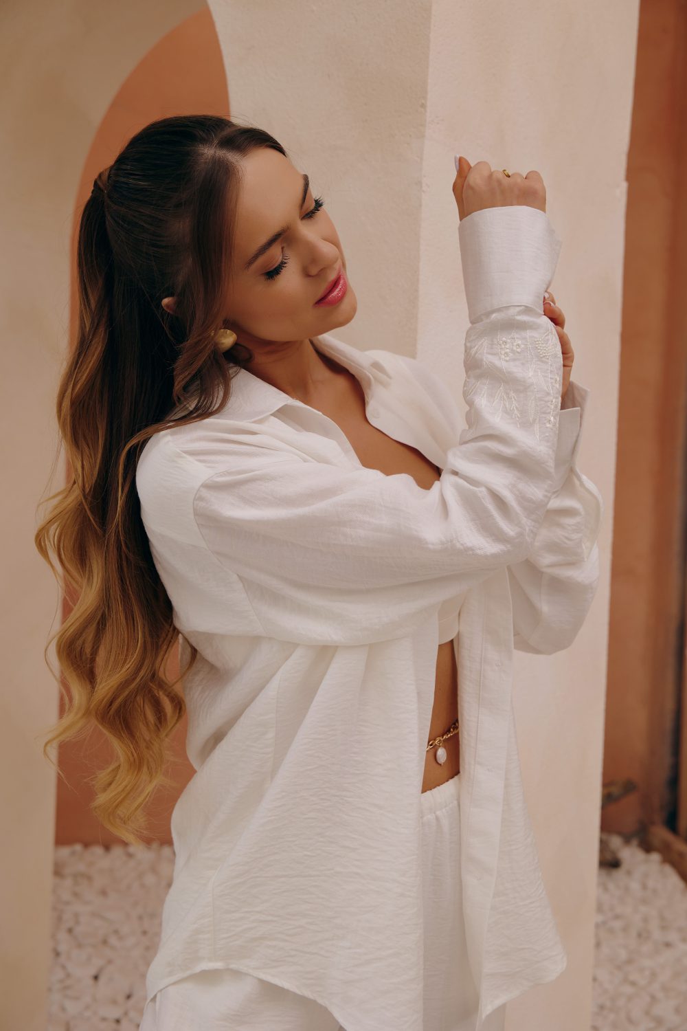 Shirt with tonal embroidery on the sleeve - Image 4