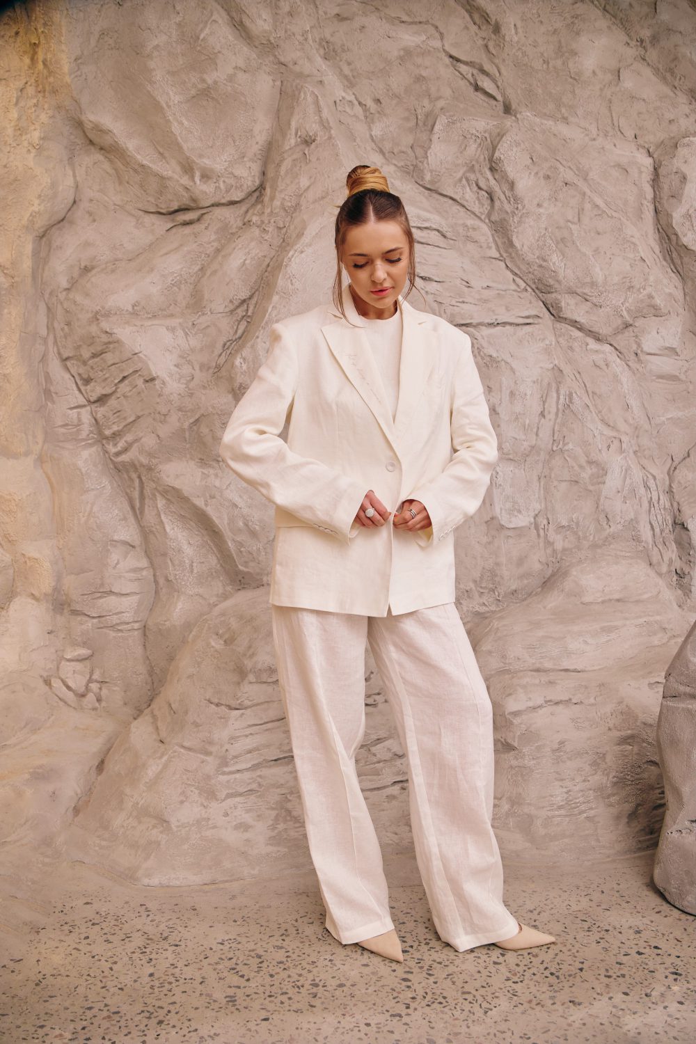 Linen oversized jacket with "Art of being a woman" embroidery on the lapel - Зображення 5