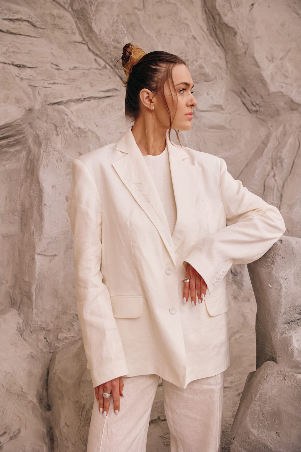 Linen oversized jacket with "Art of being a woman" embroidery on the lapel - Зображення 3
