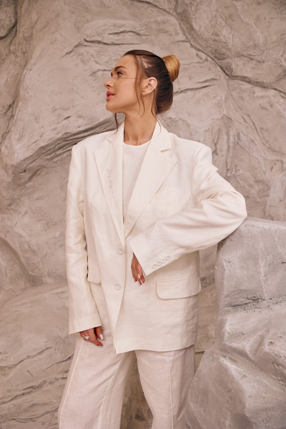Linen oversized jacket with "Art of being a woman" embroidery on the lapel