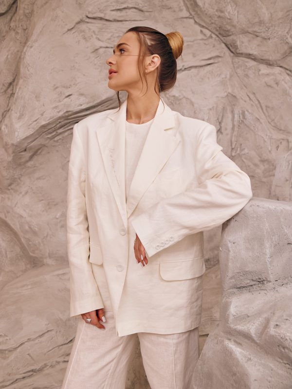 Linen oversized jacket with "Art of being a woman" embroidery on the lapel