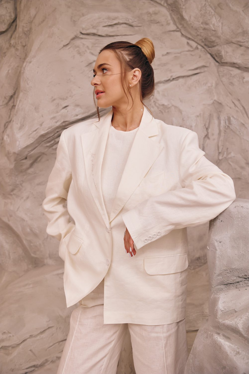 Linen oversized jacket with "Art of being a woman" embroidery on the lapel - Зображення 2