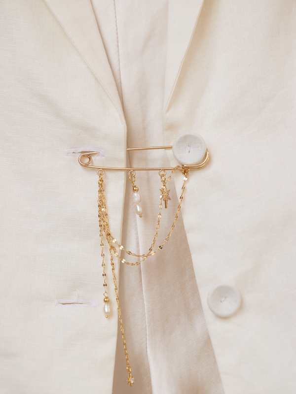Pin with pearls and cubic zirconias